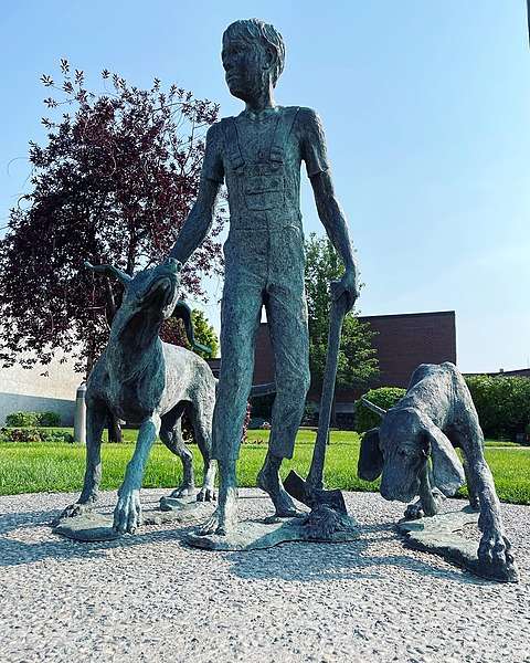 Where the Red Fern Grows Statue